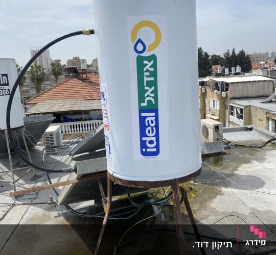 דוד שמש על גג עם צינורות וחיבורים